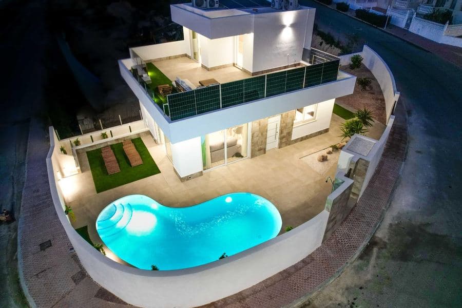 Moderne villa met verlicht zwembad bij avond, Costa Blanca