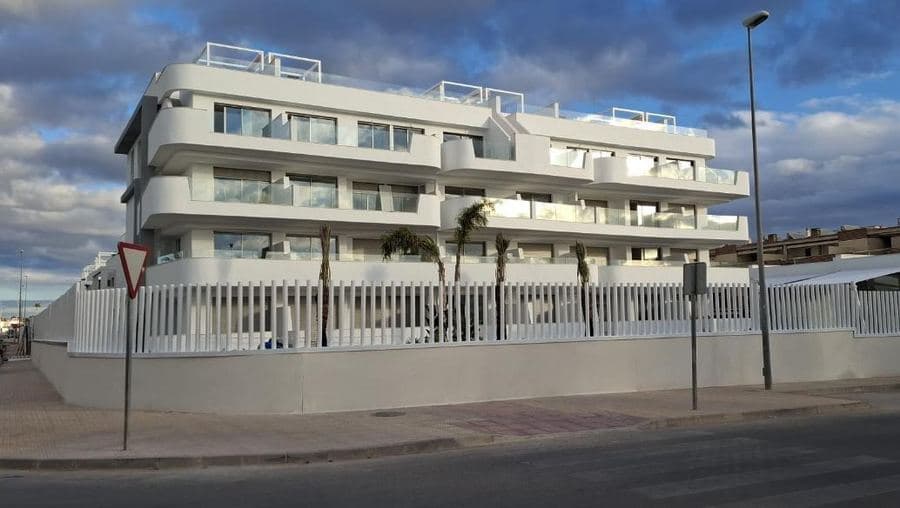 Appartementencomplex met zwembad en palmen